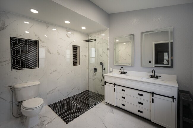 Building Photo - Davenport Pool house 4/2