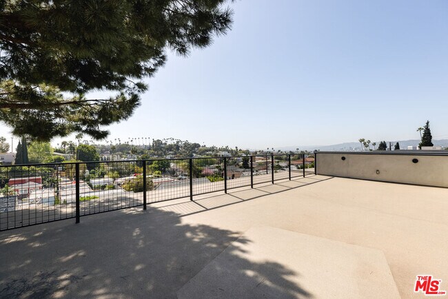 Building Photo - 1628 1/2 Micheltorena St