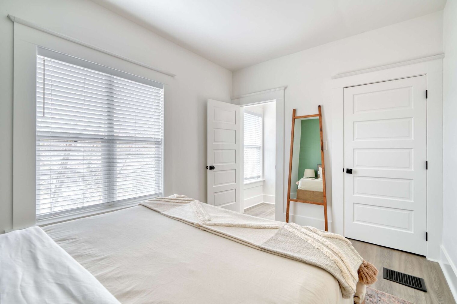 Building Photo - 317 NE Beech St