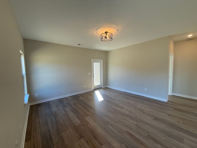 Building Photo - Home for rent in Riverside!