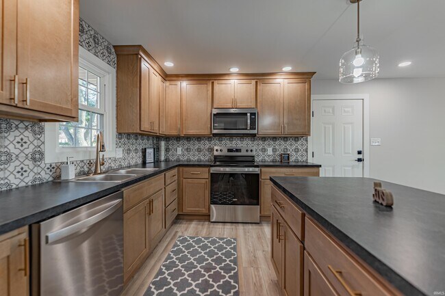 Building Photo - 441 Lawrence Dr