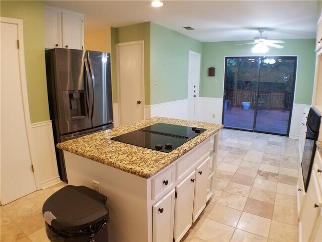 Building Photo - 6201 Highland Hills Dr