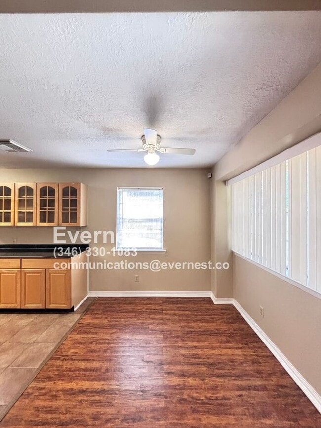 Building Photo - 3-Bedroom, 2-Bath Home in Prime Location /...