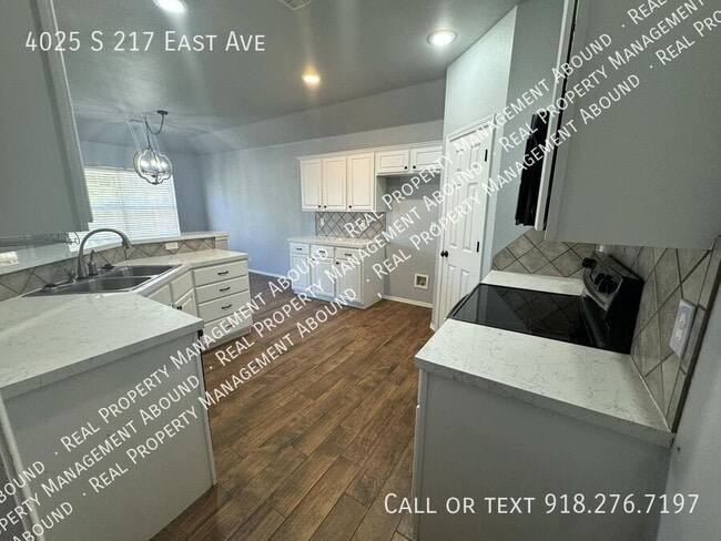 Building Photo - Beautiful 4-Bedroom Home with Office, Cove...