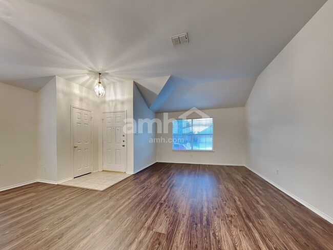 Building Photo - 1305 Hennessey Ct