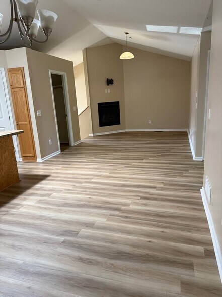 UPPER FAMILYRM FIREPLACE - 1607 15th Ave N