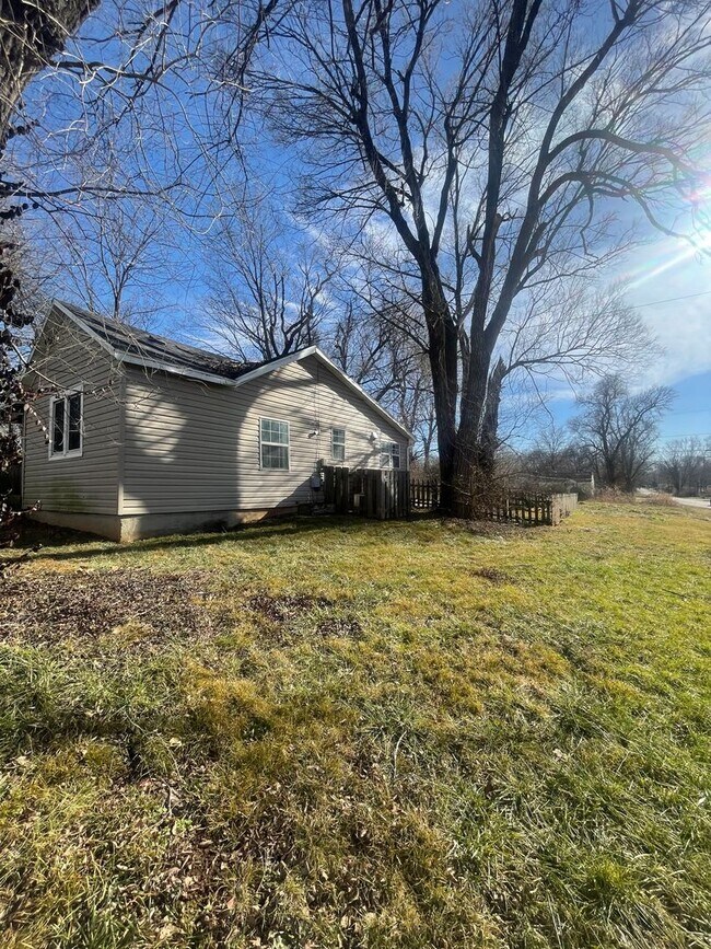 Building Photo - Cute 2 bedroom 1 bathroom house with detached garage Available