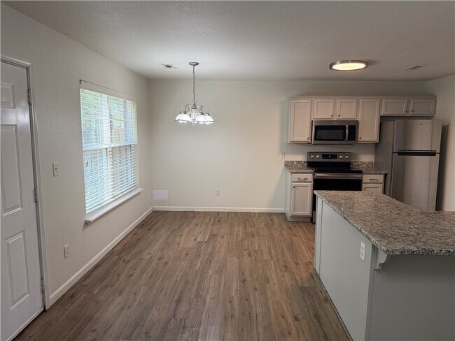 Building Photo - 2301 Skyler Dr
