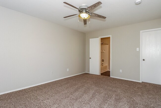 Building Photo - 2745 Briscoe Dr