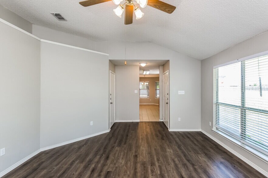 Building Photo - 10501 Shadywood Dr