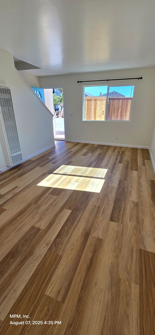 Building Photo - 2 bed 1.5 bath Apartment