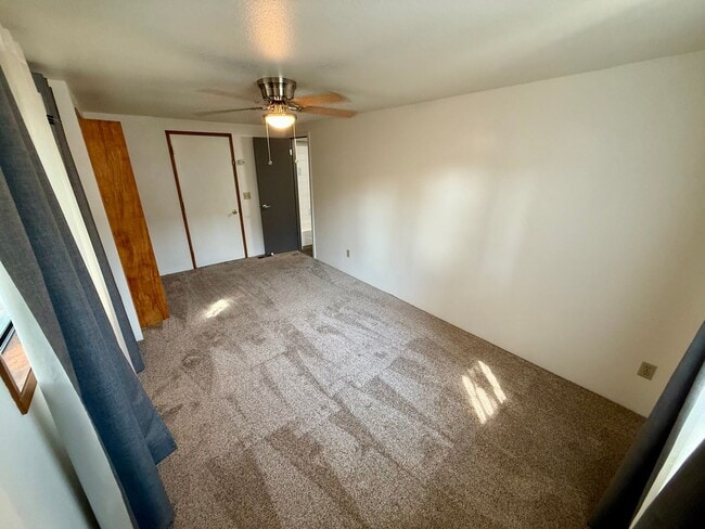 Building Photo - Welcome to this Charming 3 bedroom, 2 bath...