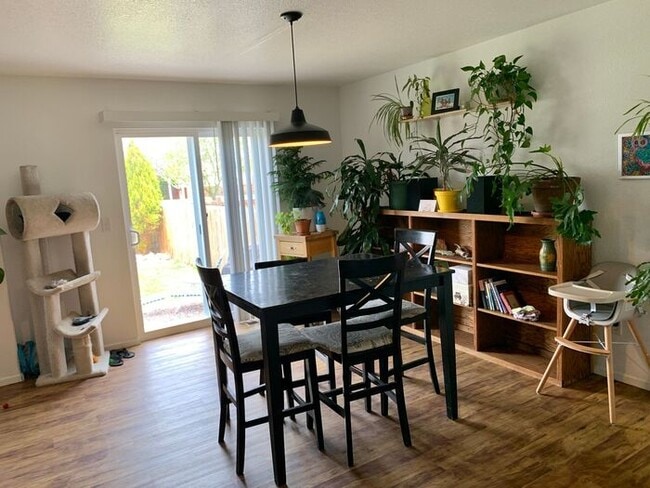 Building Photo - 3 Bedroom 2.5 Bath Townhouse w/ 2-Car Garage!