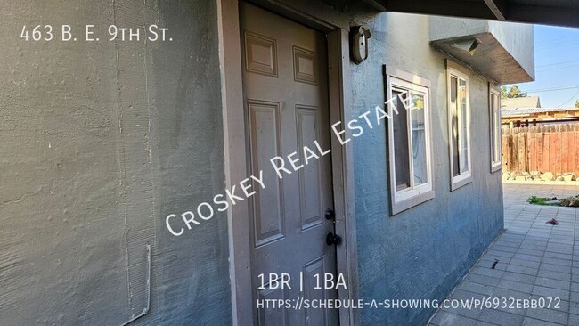 Building Photo - Move in ready! Easy access to public trans...