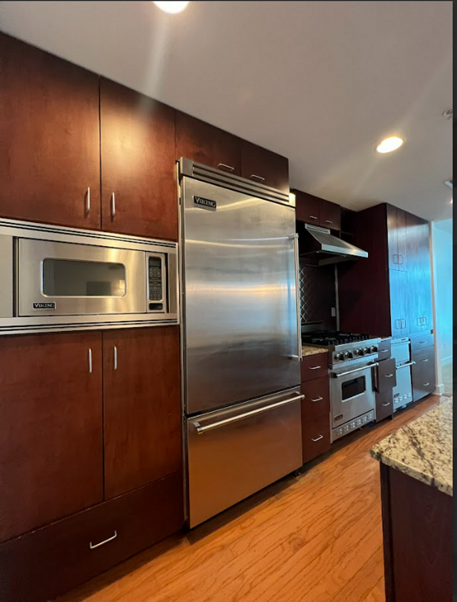 Building Photo - Freshly Painted Upscale 2/1 Condo in amazi...