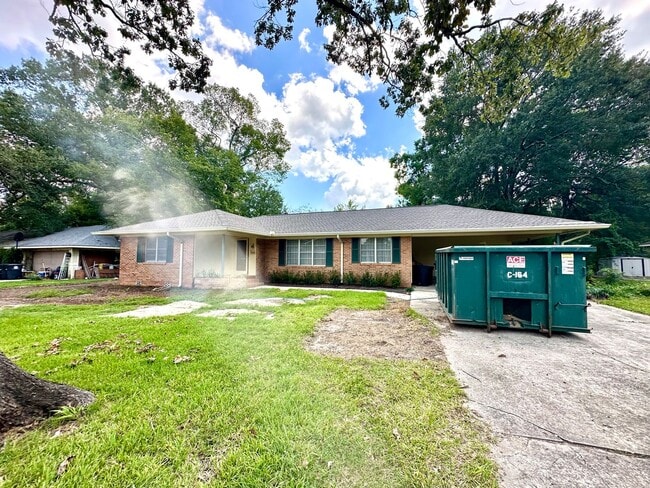 Building Photo - Charming 3-Bedroom, 2-Bathroom, 2,200 Sq. ...