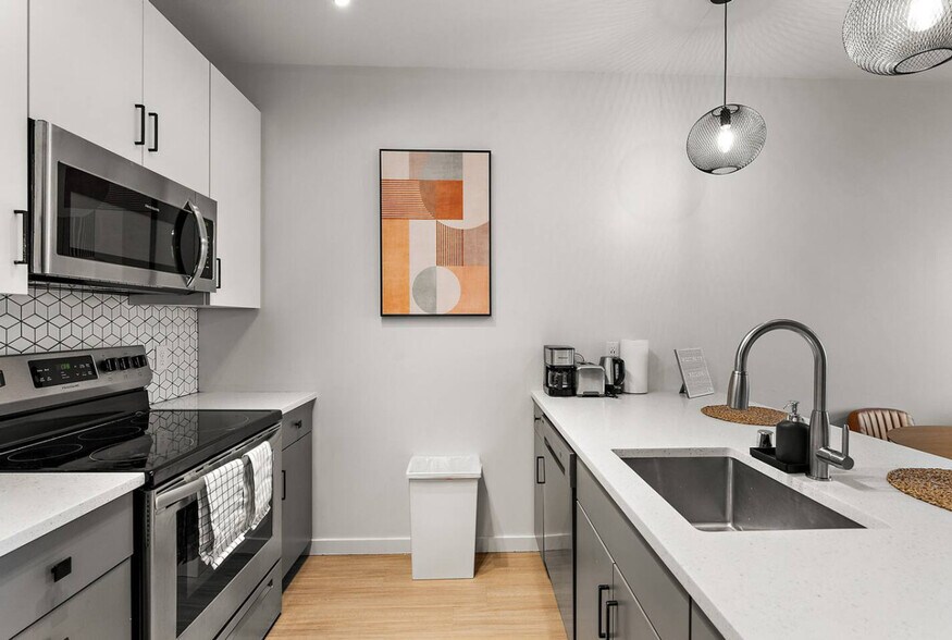 Building Photo - 10 E 18th St