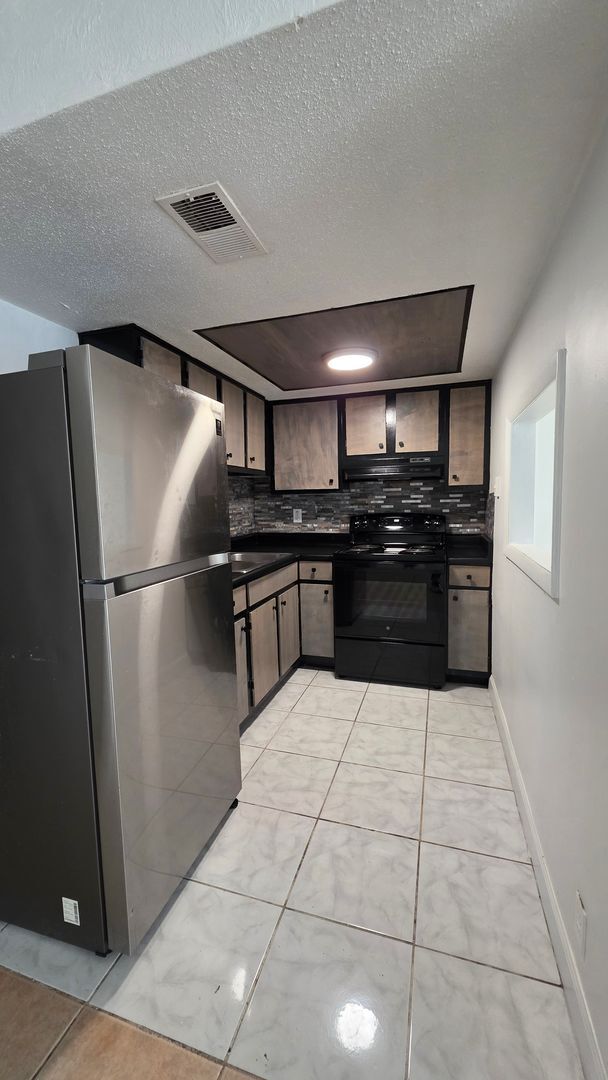 Building Photo - 1 Bedroom / 1 Bathroom Apartment Home  ** SPECIAL **