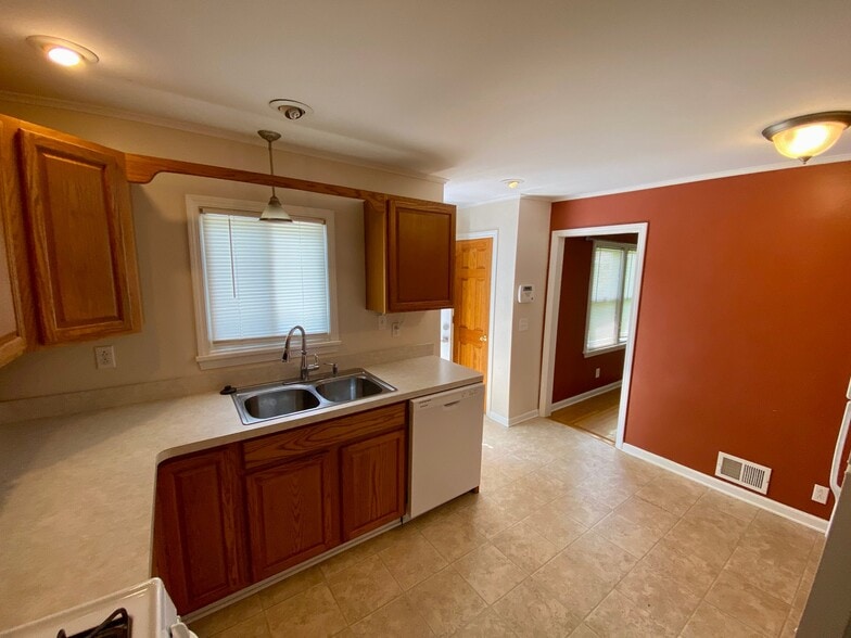 Building Photo - 35 Westmoreland Dr