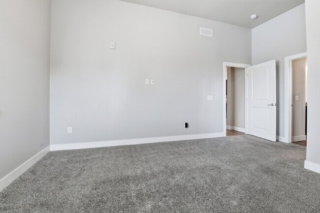 Building Photo - $1,490.95, 2-bed, 2-bath condo located in Aurora.