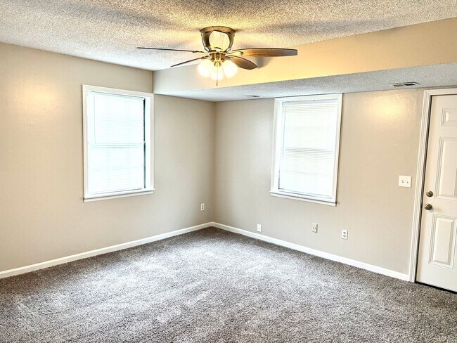 Building Photo - 115-115 W Foxwood Dr