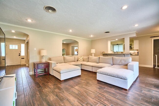 Building Photo - 5506 Dumfries Dr