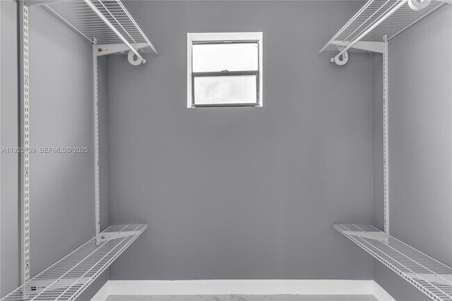 Building Photo - 2221 SW 13th St