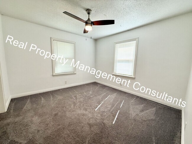 Building Photo - 2 Bedroom Classic Ranch