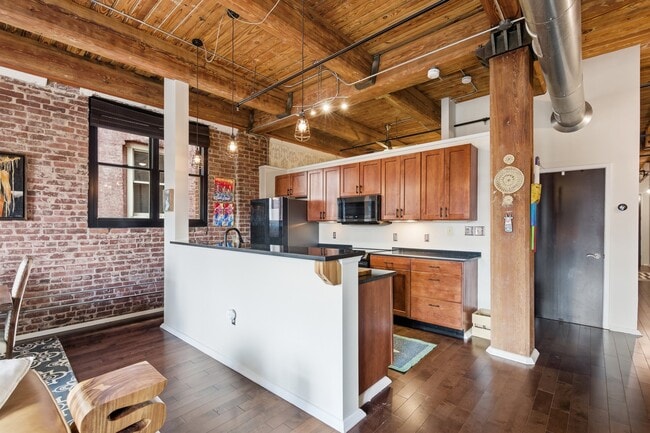 Building Photo - 220 W Jackson Ave