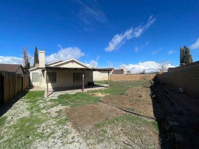 Building Photo - Palmdale 3 + 2 Available Now