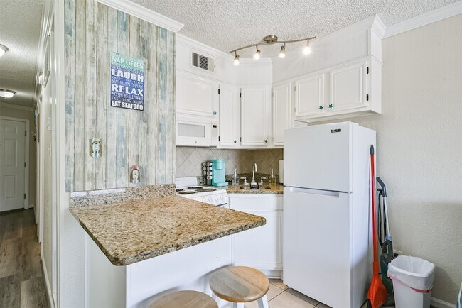 Building Photo - 6102 Seawall Blvd