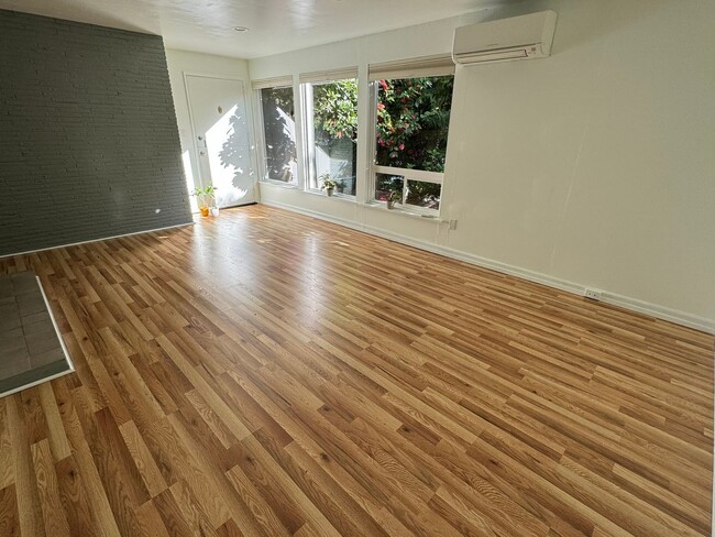 Building Photo - Charming 1 Bedroom Apartment in Seattle - ...