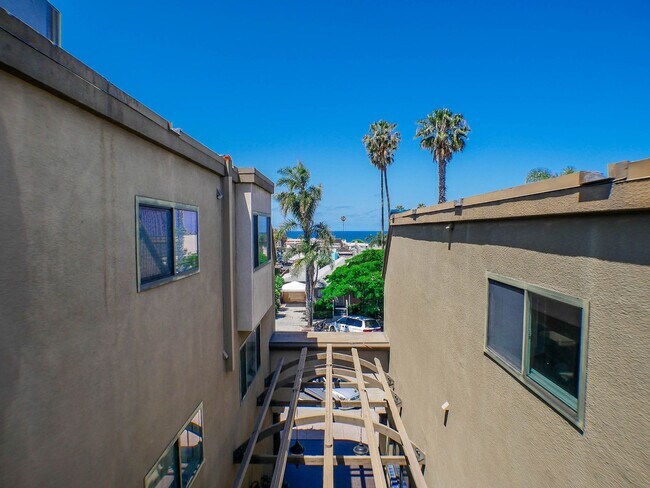 Building Photo - RARE Offering 2BD/2BA - Condo of secured building in highly sought after Boutique Bella Capri bui...