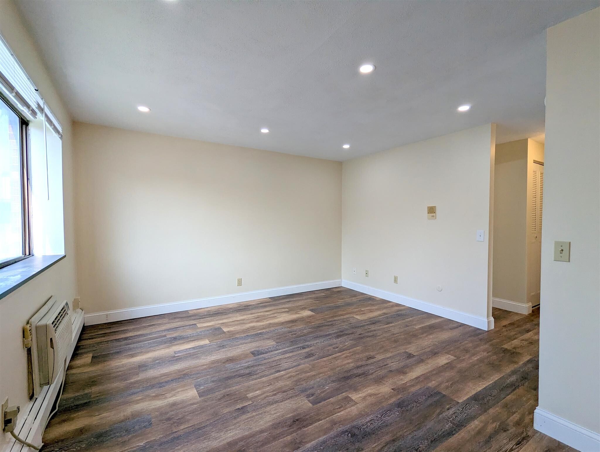 Building Photo - 84 Newbury St