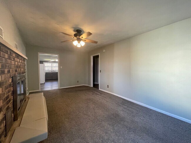 Building Photo - Three Bedroom Home in Gobles