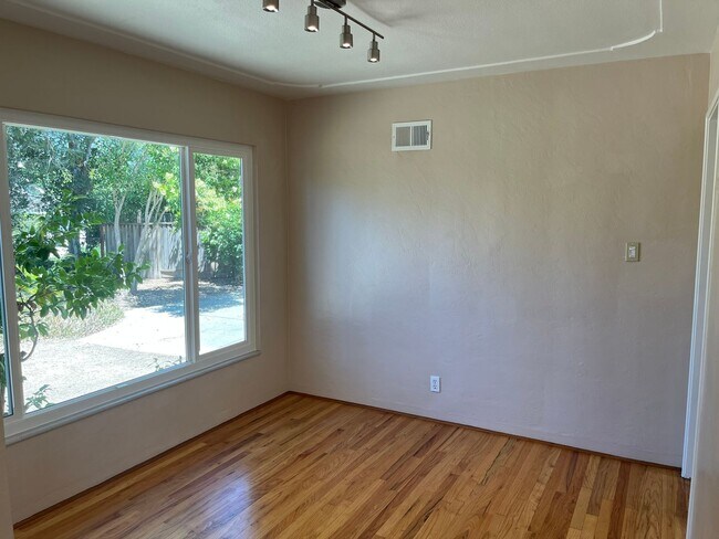 Building Photo - Los Gatos Living Just Minutes from Downtown & New Whole Foods
