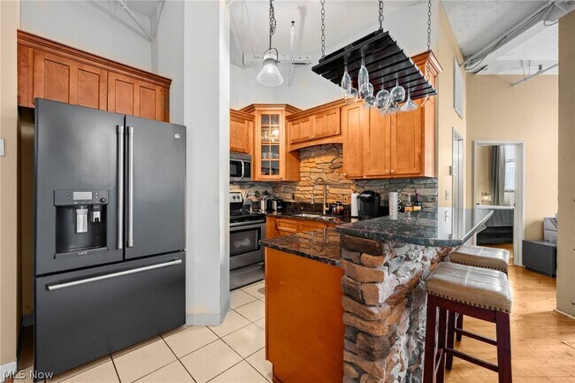 Building Photo - 1133 W 9th St