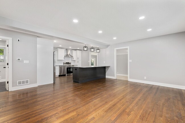 Building Photo - Awesome Renovated OP House