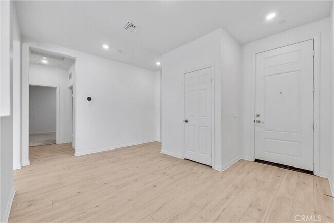 Building Photo - 4688 Florence Dr