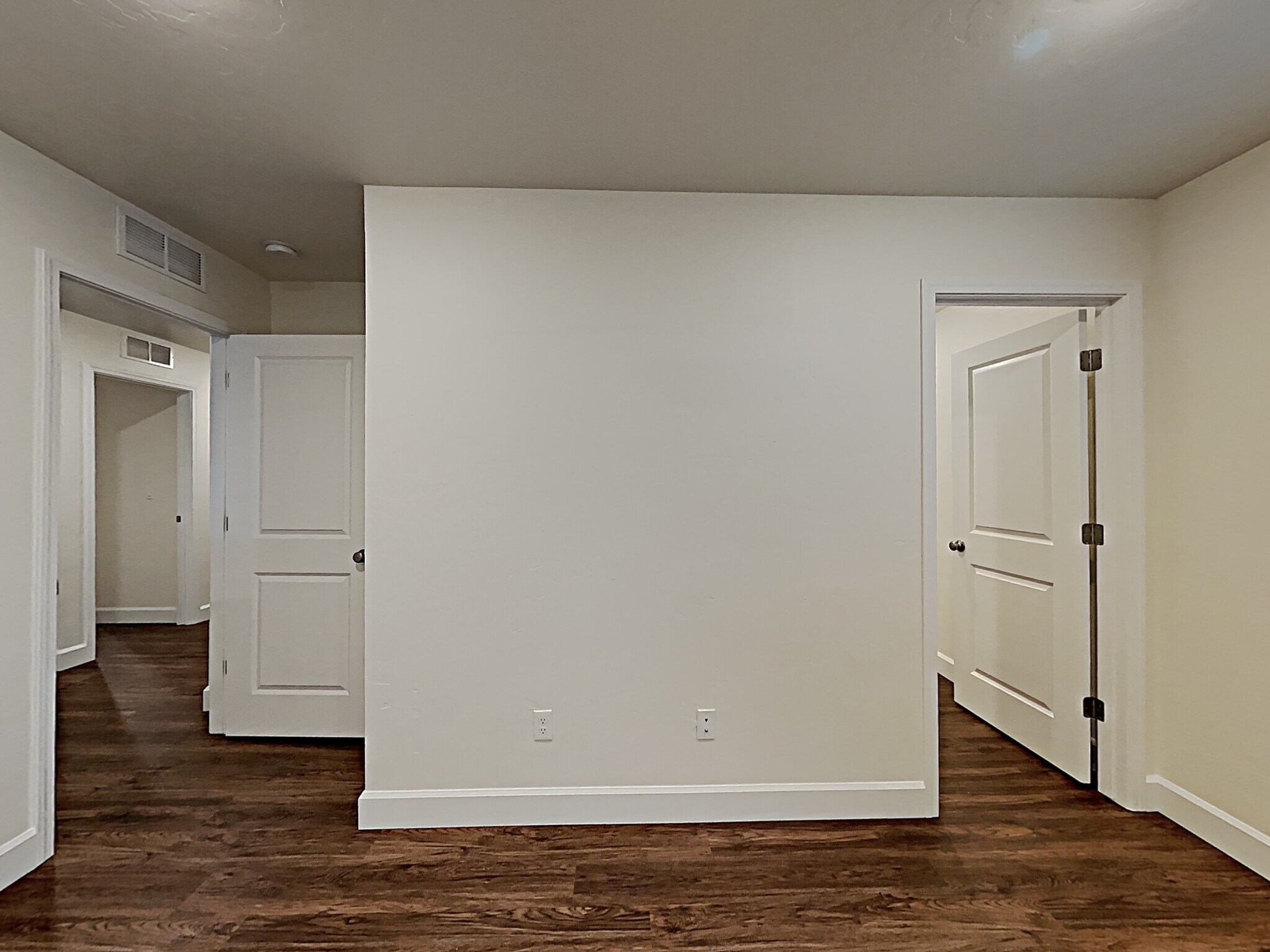 Building Photo - 954 N Barkvine Ave