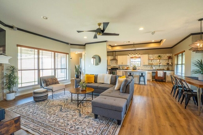 Building Photo - 6013 Stratford Ave