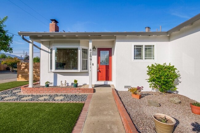 Building Photo - Stylish San Jose Home and Private Yard