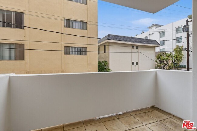 Building Photo - 435 N Oakhurst Dr