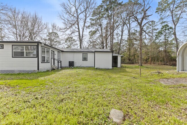 Building Photo - 16643 Lake Cir