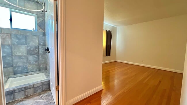 Building Photo - Gorgeous house - Huge Backyard with Bonus ...