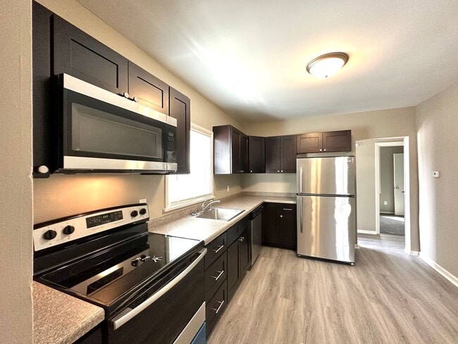 Building Photo - AVAILABLE JUNE - 5 Bed, 2 Bath Newly Renovated Home