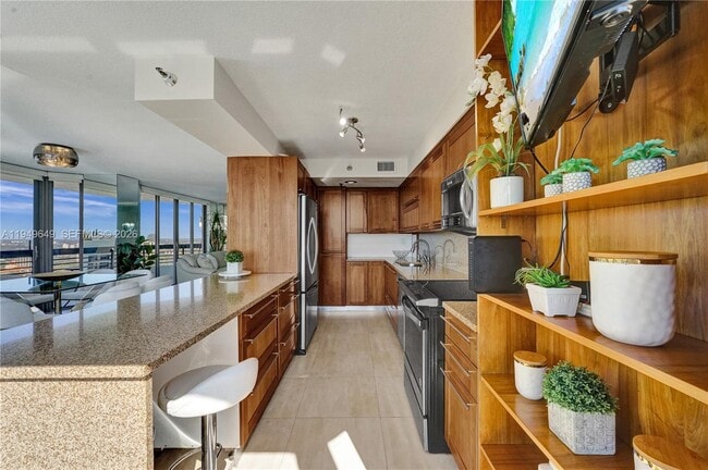 Building Photo - 3500 Mystic Pointe Dr