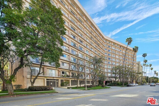 Building Photo - 100 S Doheny Dr