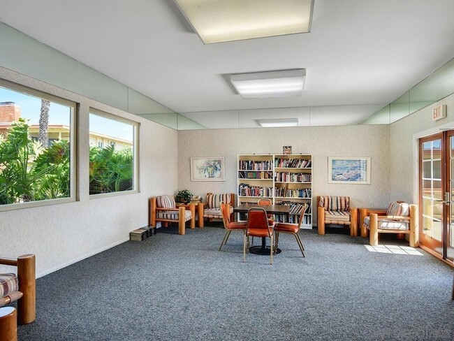 Building Photo - 6868 Hyde Park Dr