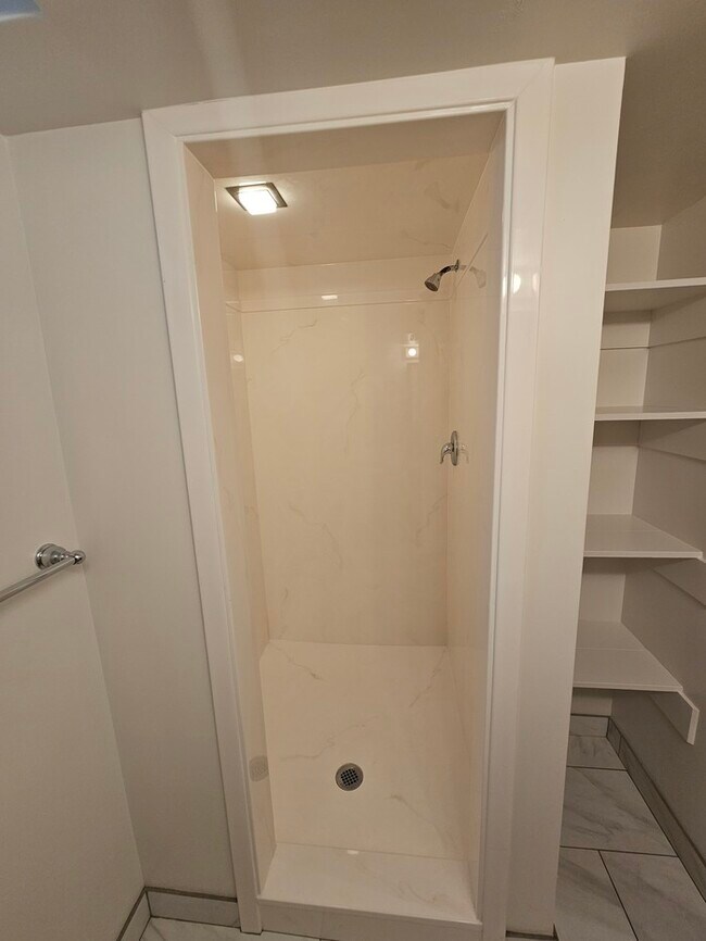 Building Photo - 4 bed 2 bath Home in Murray